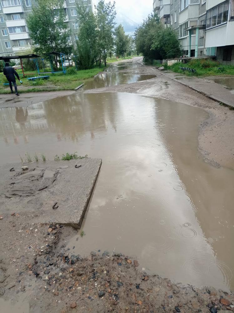 Жители КСК в Чите ликвидируют последствия наводнения своими руками