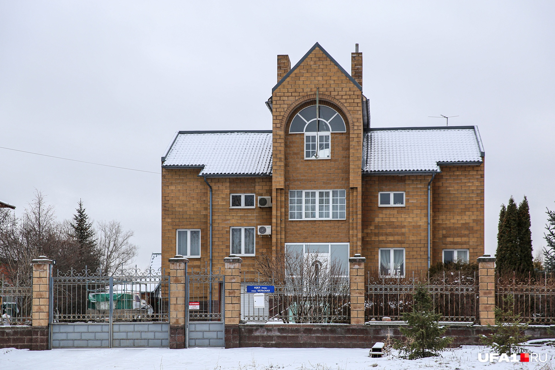 А если мы в своих расчетах по поводу «рядом с» ошиблись, то экс-чиновнику принадлежит этот дом А если мы в своих расчетах по поводу «рядом с» ошиблись, то экс-чиновнику принадлежит этот дом