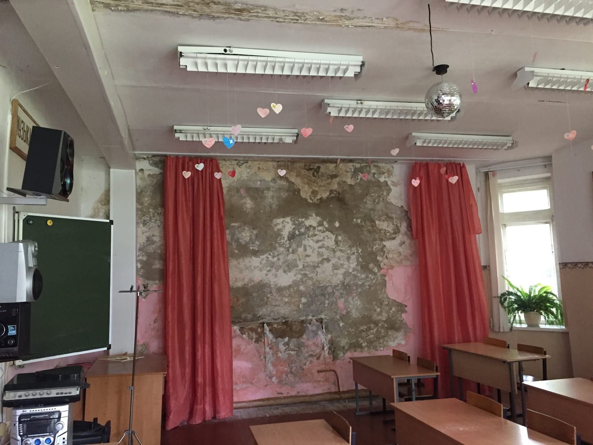 Занавески висят не на окнах, а на стене — чтобы закрывать тот ужас, который с ней творится Занавески висят не на окнах, а на стене — чтобы закрывать тот ужас, который с ней творится