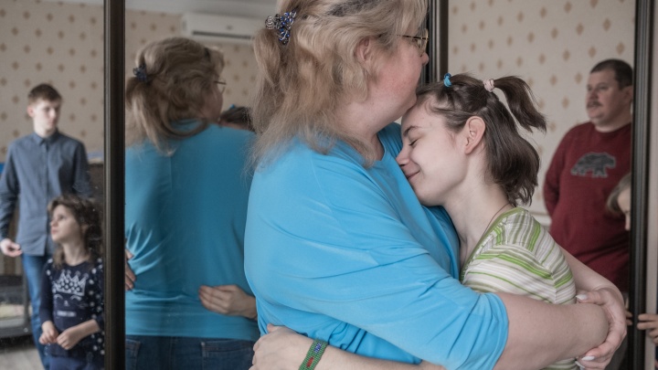 «Долго издеваться будете?» Как на Кубани две приемные семьи сражаются с чиновниками, которые хотят забрать их 11 детей с инвалидностью
