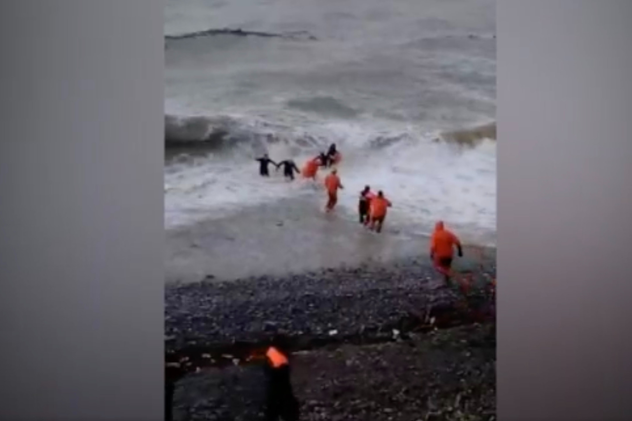 Девушку в сочи унесло волной. Смыло в море. Унесенные морем. Море в Сочи сейчас.