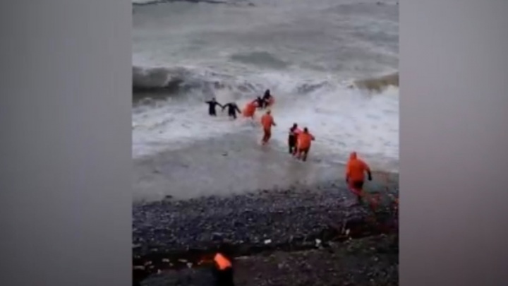 Вынесли из воды на руках. Подробности спасения мужчины в Сочи, которого унесло в море (+видео)