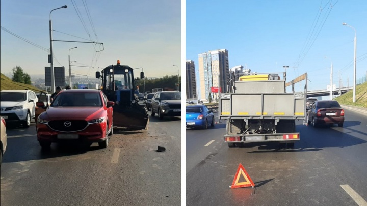 Уфа встала в жесткой пробке из-за двух аварий возле торгового центра. Есть видео столкновения