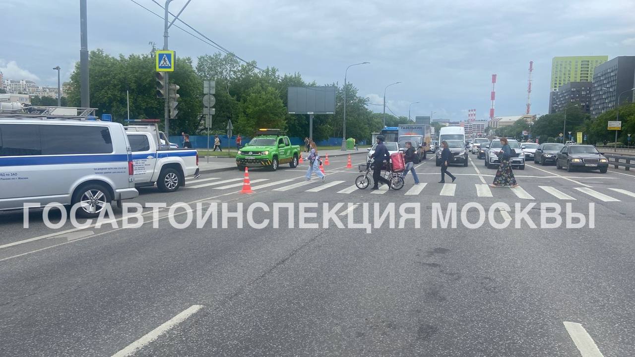 Таксист промчал на «красный» через компанию пешеходов в Москве и попал на камеру