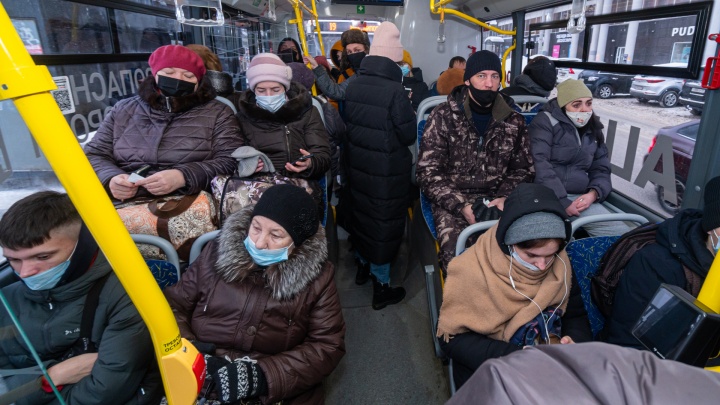 Роспотребнадзор и Минтранс провели рейд в автобусах Перми: искали людей без масок. Фоторепортаж