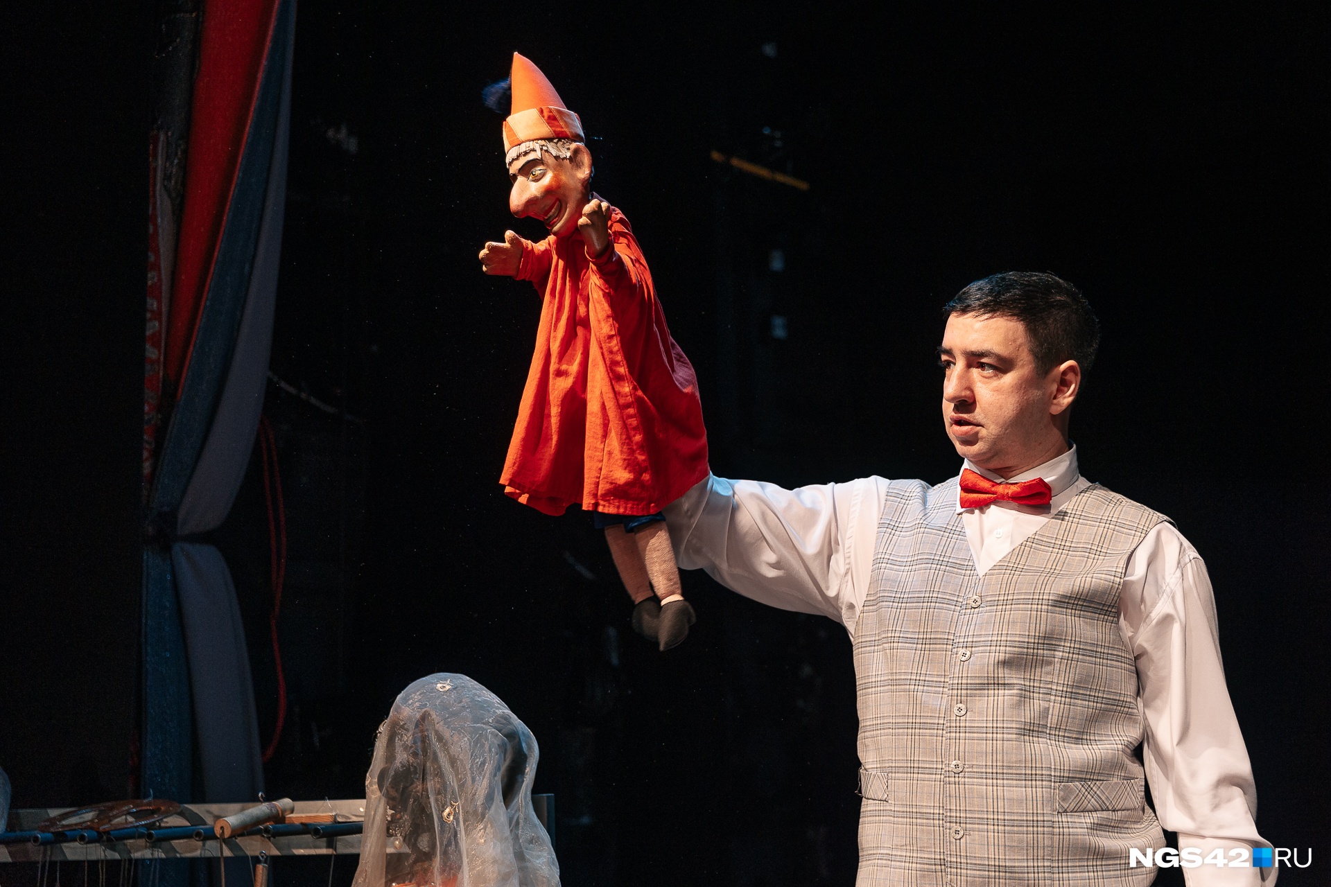 В руках у Никиты, пожалуй, самый известный актер театров кукол всего мира — Петрушка, он же Пульчинелла