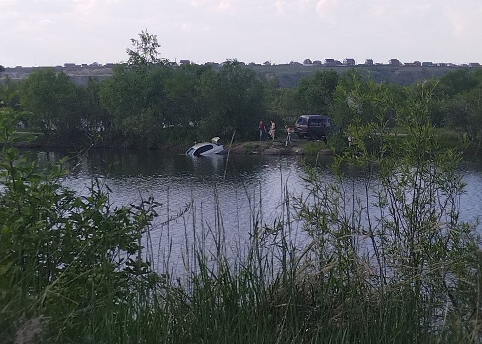 Иномарка оказалась в воде на искусственном озере в районе Засопки