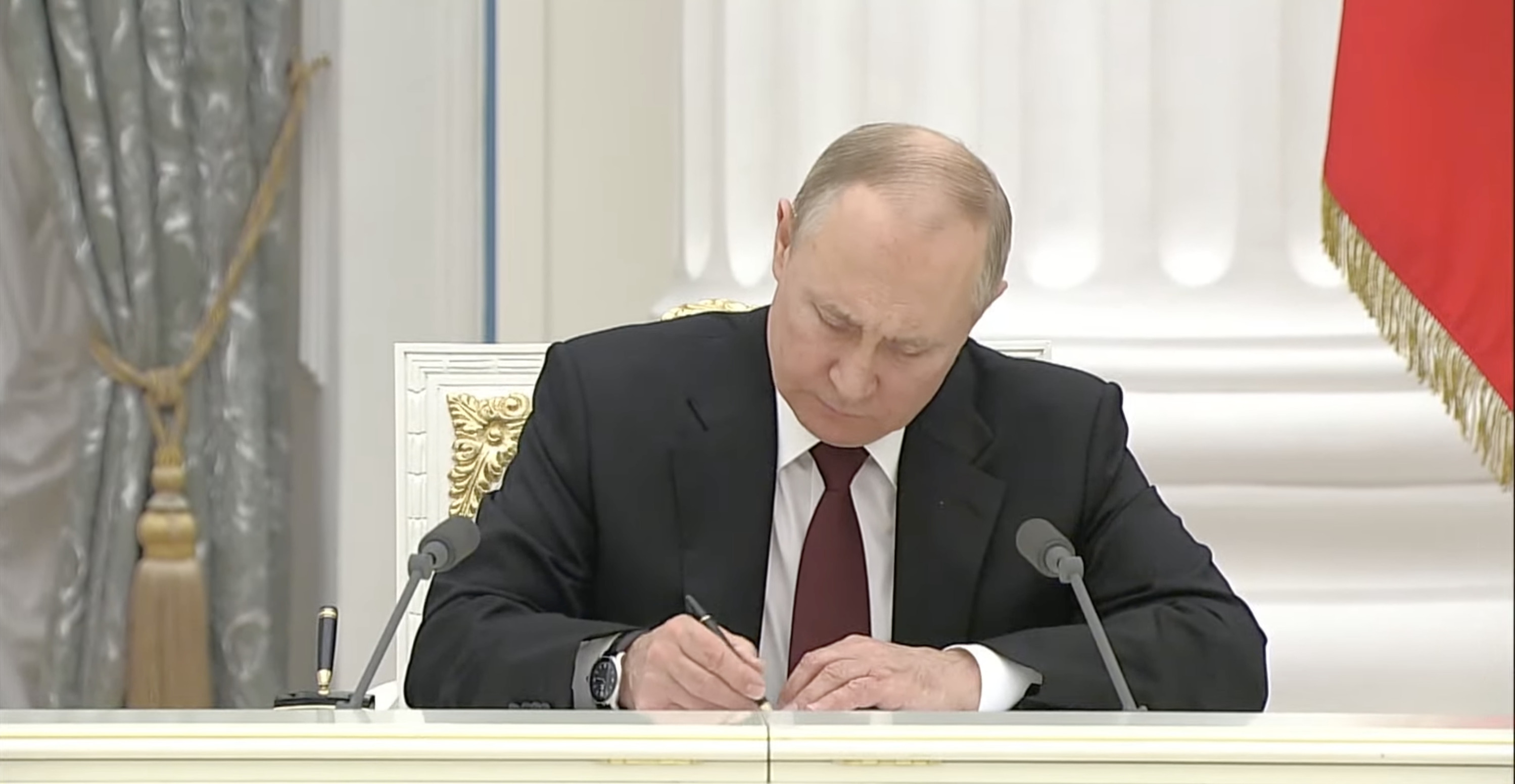 Путин пообещал выплатить семьям погибших на Украине военных по пять миллионов рублей