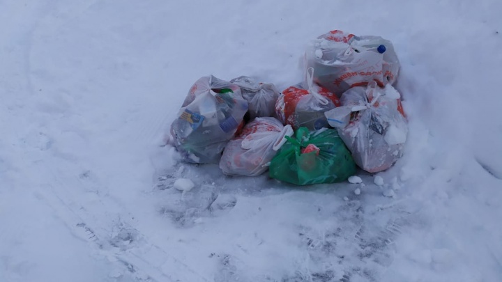 «А за что же мы платим?»: волгоградцы жалуются на залежи мусора во дворах