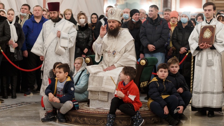 Без масок и дистанции, но зато с детьми: смотрим, как православные встретили Рождество в Волгограде
