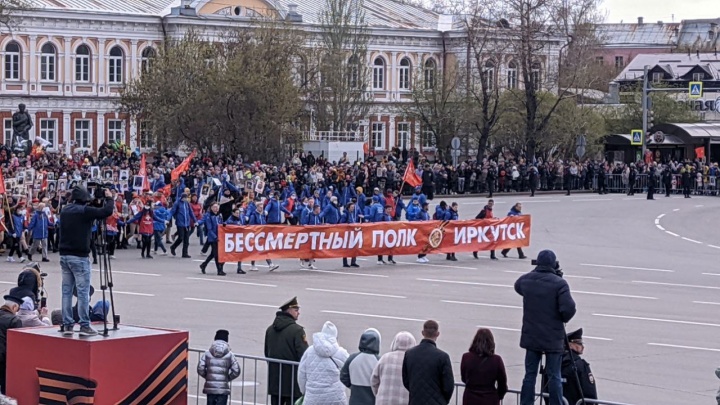 Шествие «Бессмертного полка» по площади Графа Сперанского в Иркутске длилось полчаса