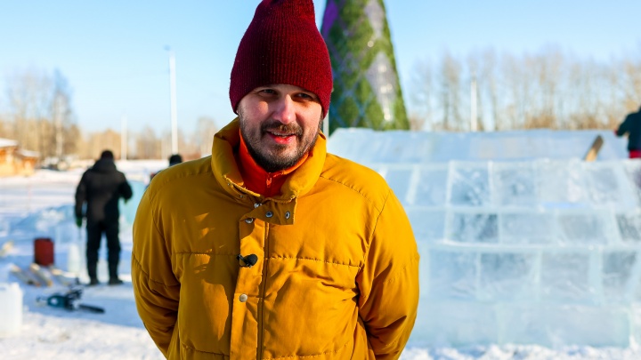 Красноярец решил поддержать олимпийцев и строит снежный дом на острове Татышев, где будет жить