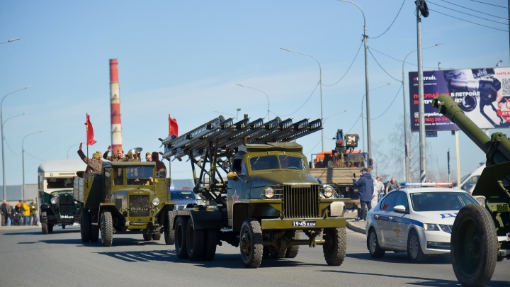 Танки в городе: парад военной техники в Архангельске сняли на видео
