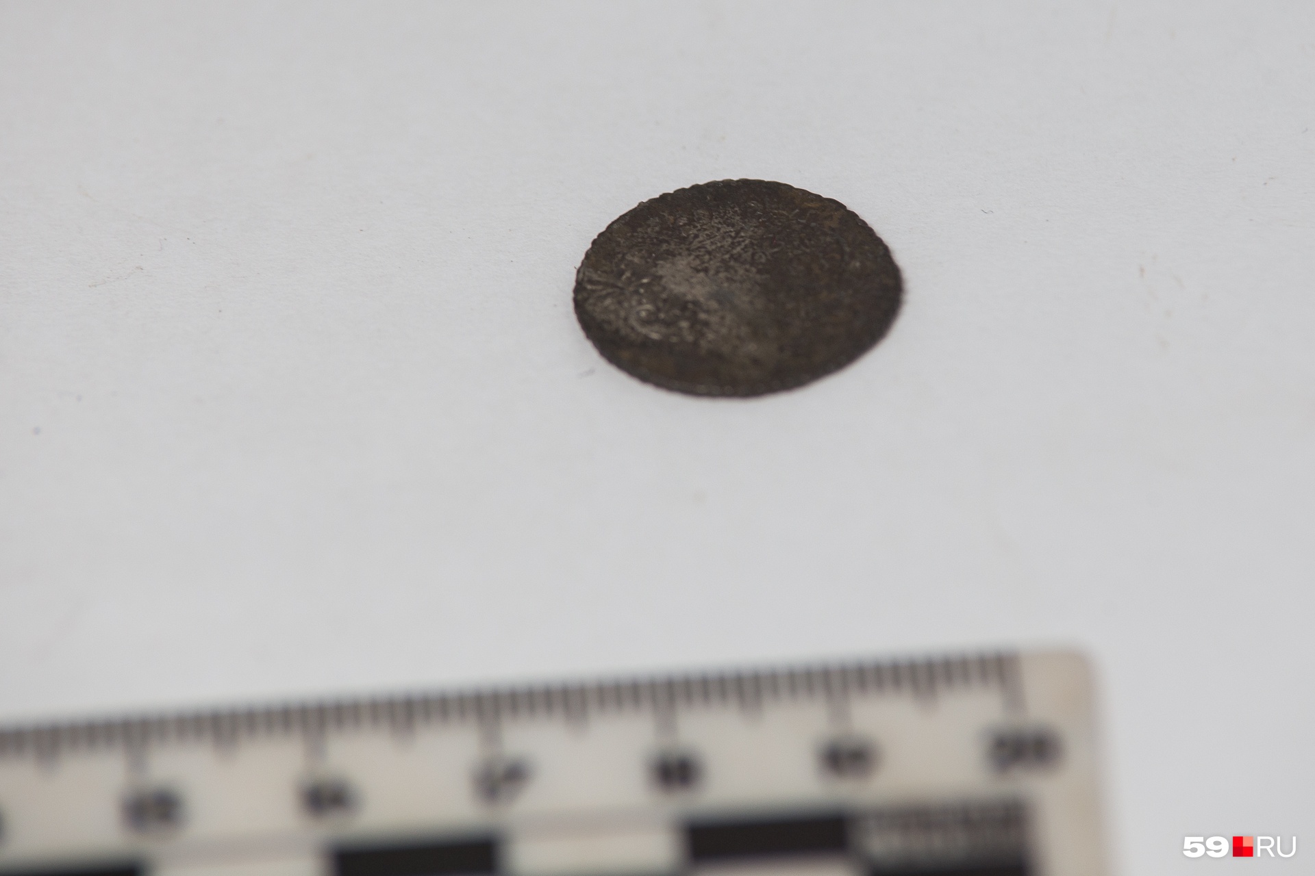 Этот черный кругляшок — монета 1742 года