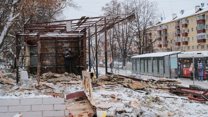 На перекрестке Ленина и Крисанова сносят торговый павильон. Фото
