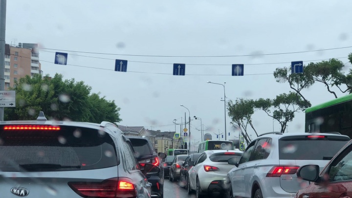 Из-за дождя центр Тюмени встал в пробку — не работают светофоры, машины не двигаются
