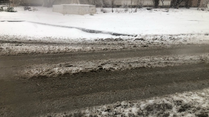 «Так машину греть или санки доставать?»: автолюбители Волгограда возмутились «уборкой» дорог от снега