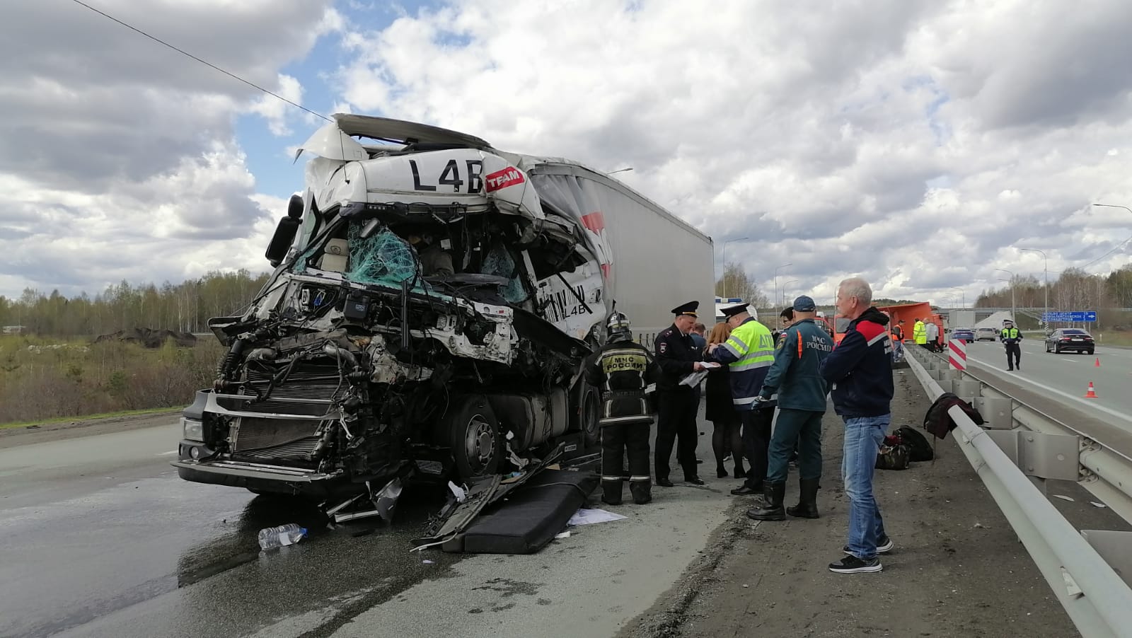 Разбитый грузовик Ильи Мокшина после столкновения с самосвалом