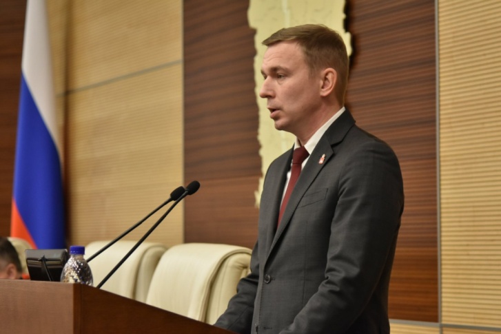 Министр ЖКХ Артем Балахнин выступил с докладом перед парламентариями