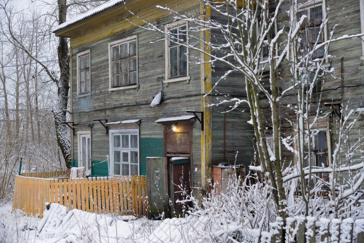 Постепенно двухэтажных ветхих домов в Архангельске становится меньше