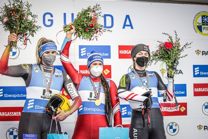 Татьяна Иванова (в центре) заняла первое место в спринте