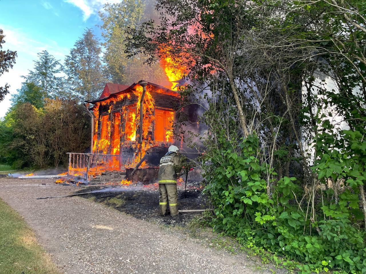 Огонь уничтожил дом-музей Римского-Корсакова. Спасли только часть экспонатов