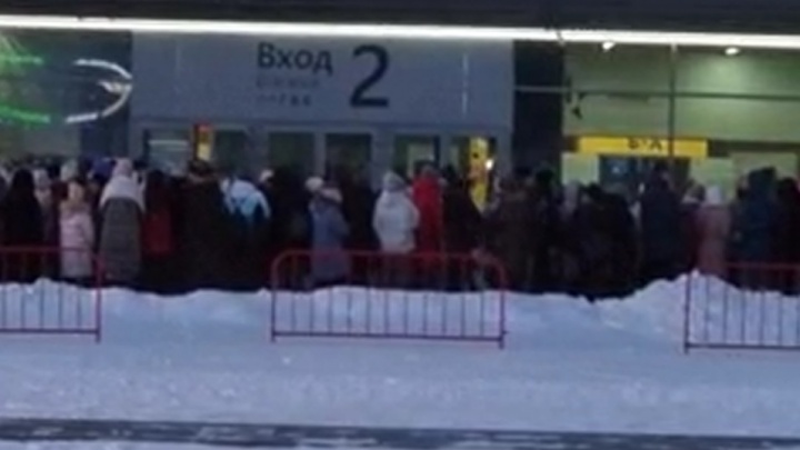 В Екатеринбурге на шоу Ильи Авербуха выстроилась гигантская очередь. Организаторы пытаются ее ускорить