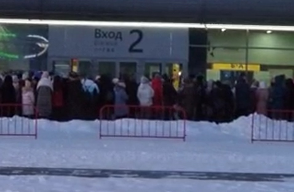 В Екатеринбурге на шоу Ильи Авербуха выстроилась гигантская очередь. Организаторы пытаются ее ускорить
