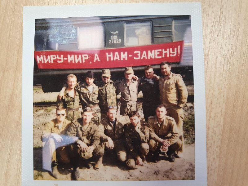 Владимир — второй слева в первом ряду. Фото во время первой чеченской войны. Он служил там врачом