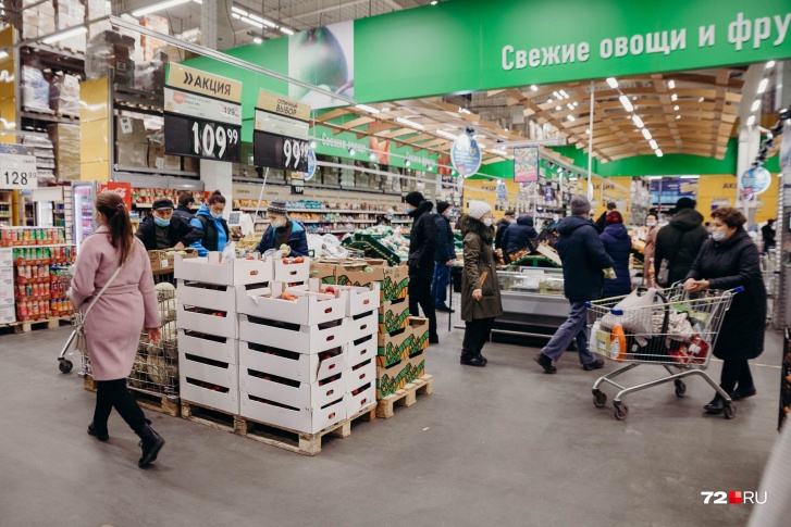 В декабре наблюдается аншлаг во всех продуктовых супермаркетах: тюменцы тележками набирают продукты и напитки к новогоднему столу