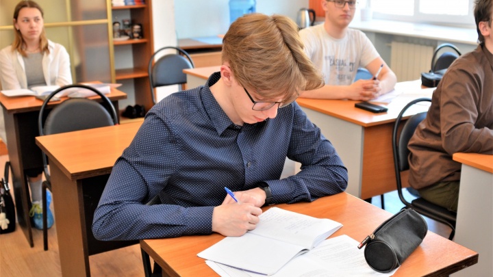 Альтернатива дорогим репетиторам: школьников начали готовить к экзаменам за 250 рублей в час