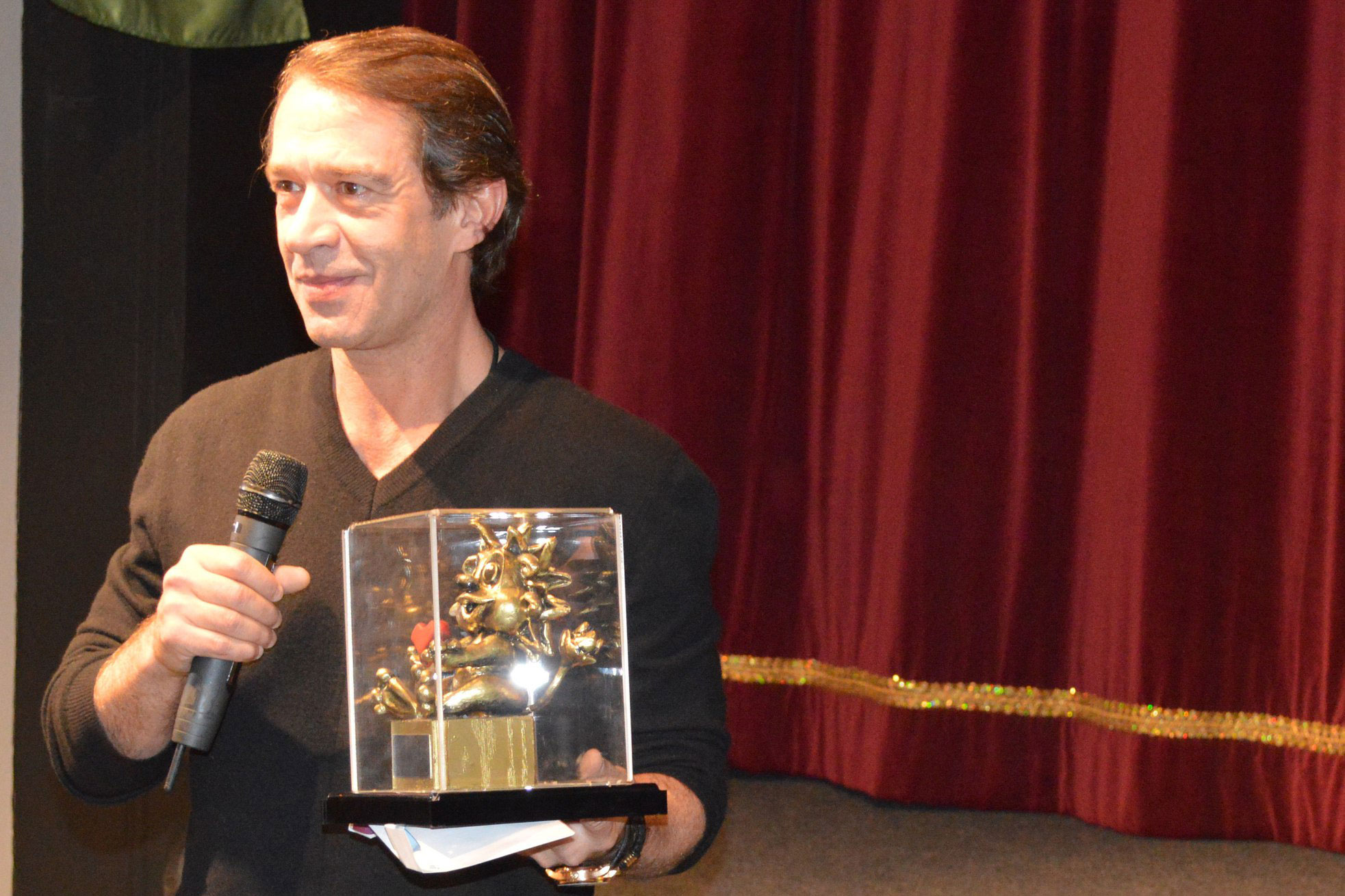 Владимир Машков учредил награду «Золотой львенок», которую вместе с денежной премией вручает лучшим актерам фестивалей «Кукла в детских руках»