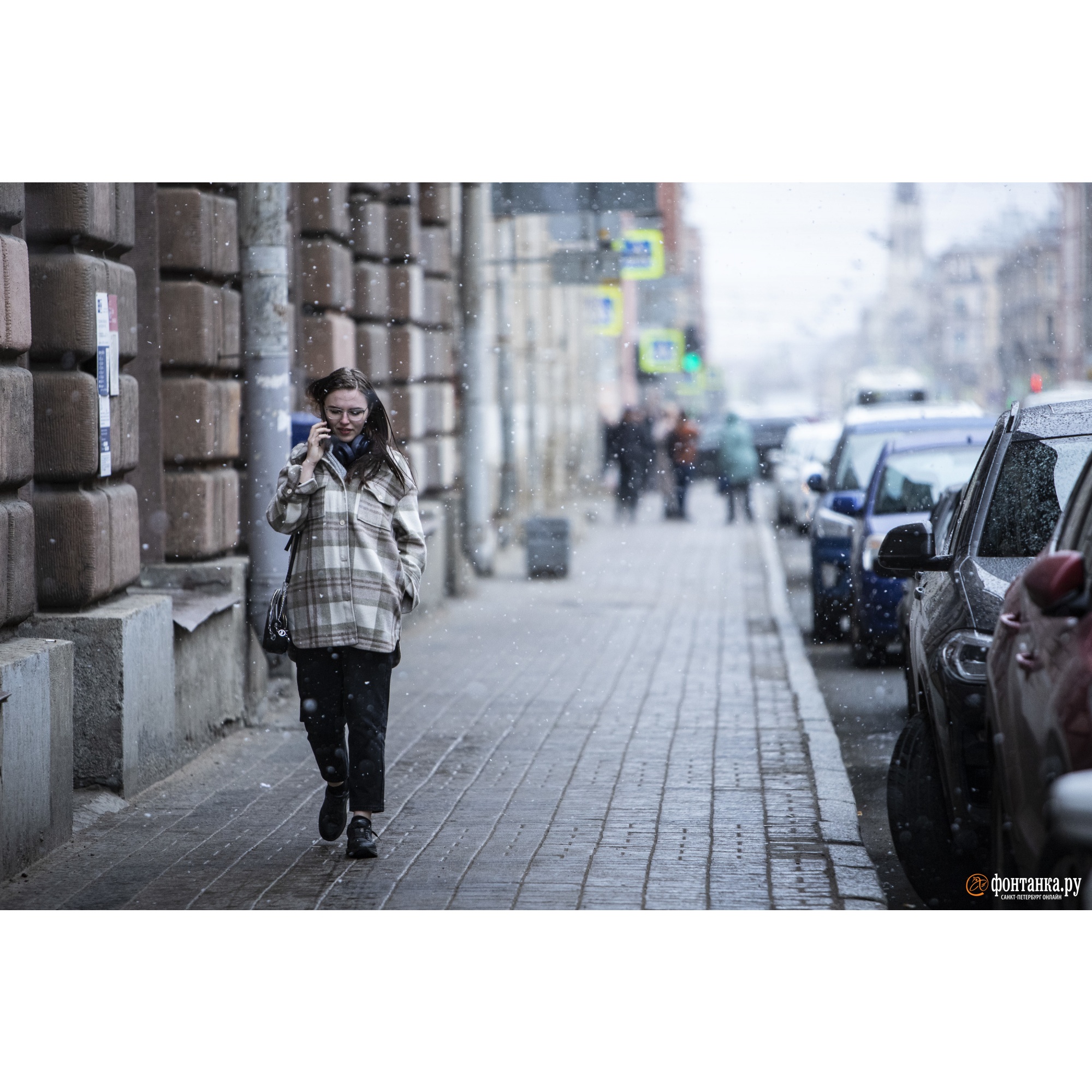 Города города опять. Весна в городе фото. Весенняя фотосессия в городе. Снег в Питере. Весна в Питере.