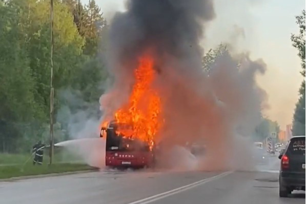 В Орджоникидзевском районе Перми на дороге сгорел автобус
