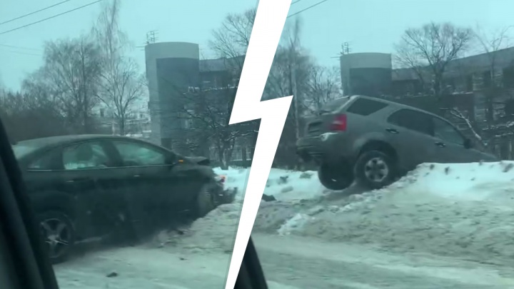 Машины повисли на снежном валу: в Ярославле машины раскидало на крупном проспекте