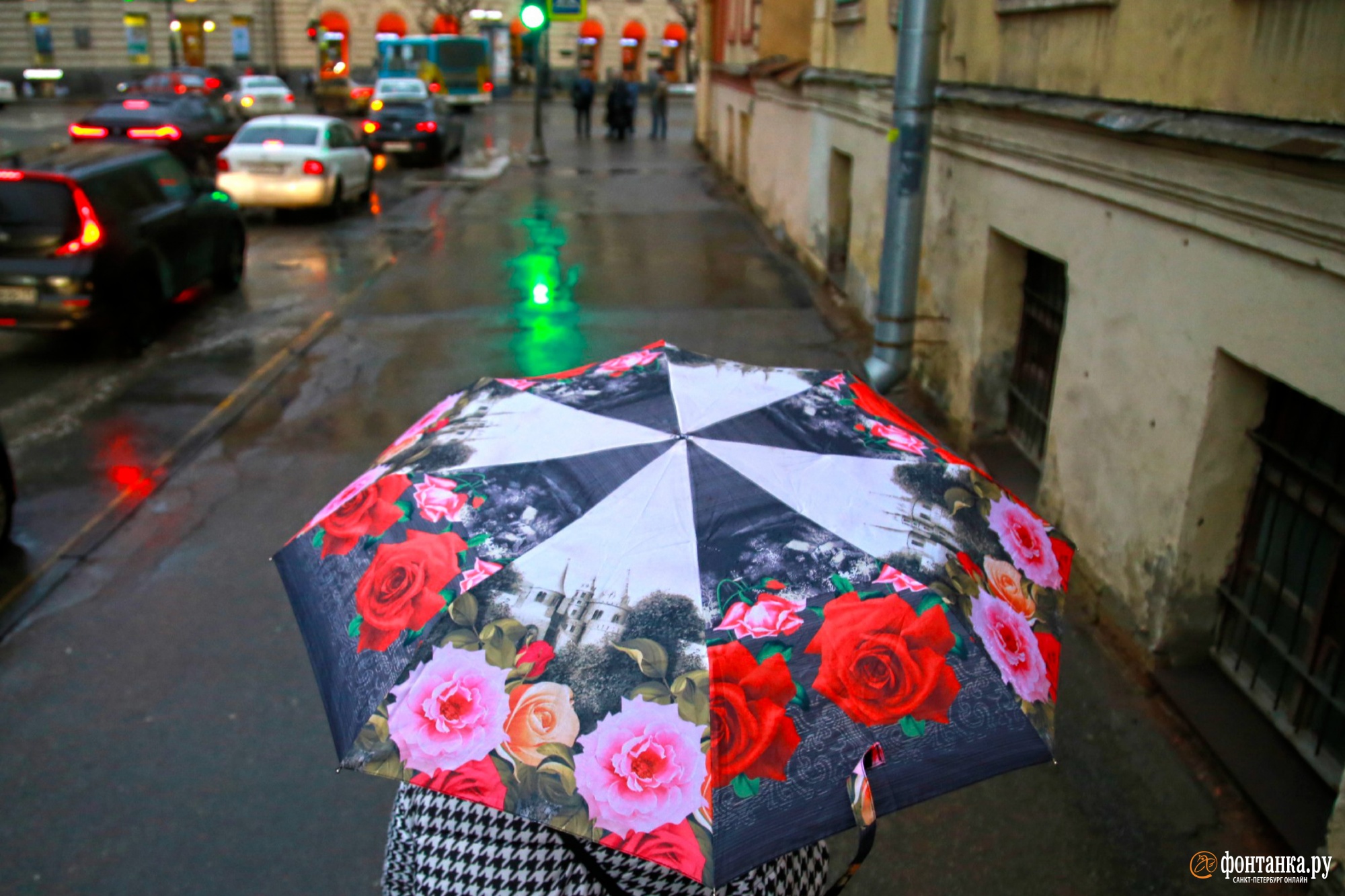 Петербуржцы спрятались под зонтами. В городе прогнозируют штормовой ветер