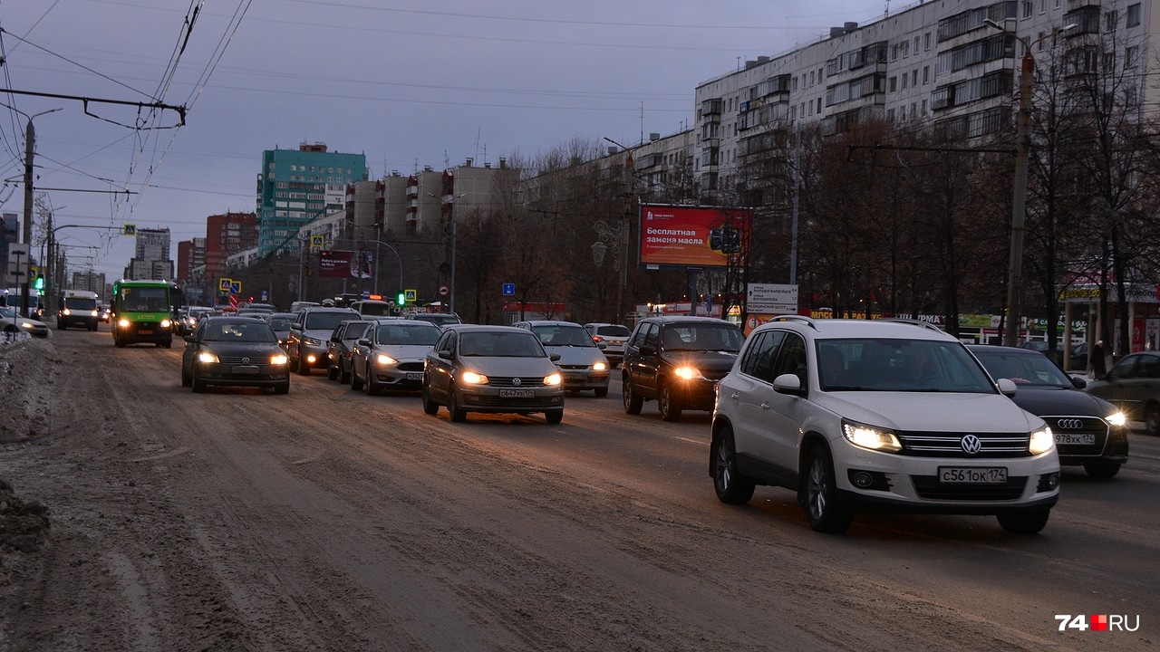 Комсомольский проспект: выделенную полосу здесь частенько заметает снегом, но это не является оправданием для выезда на нее, если вблизи места нарушения есть соответствующие знаки Комсомольский проспект: выделенную полосу здесь частенько заметает снегом, но это не является оправданием для выезда на нее, если вблизи места нарушения есть соответствующие знаки