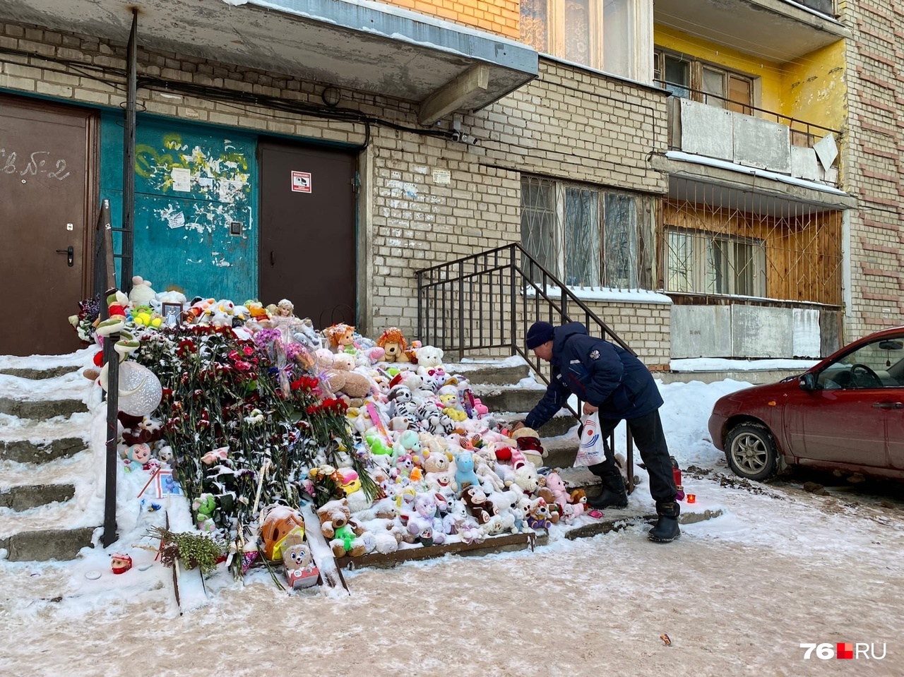 К месту убийства малышки несут цветы и игрушки К месту убийства малышки несут цветы и игрушки