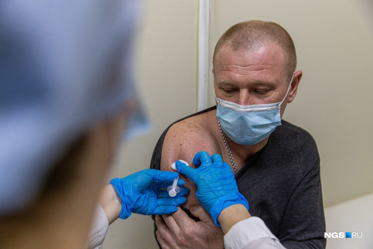 Полный комплекс вакцинации, по мнению Александра Соловьева, включает в себя три дозы вакцины против ковида