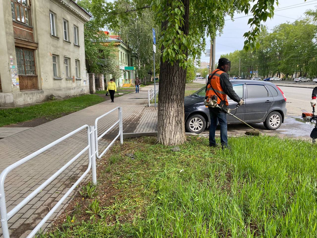По контракту, летом нужно косить траву, поливать газоны и дороги По контракту, летом нужно косить траву, поливать газоны и дороги