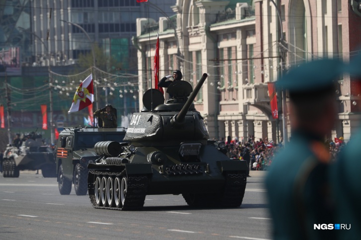 Масштабный парад прошел в Новосибирске