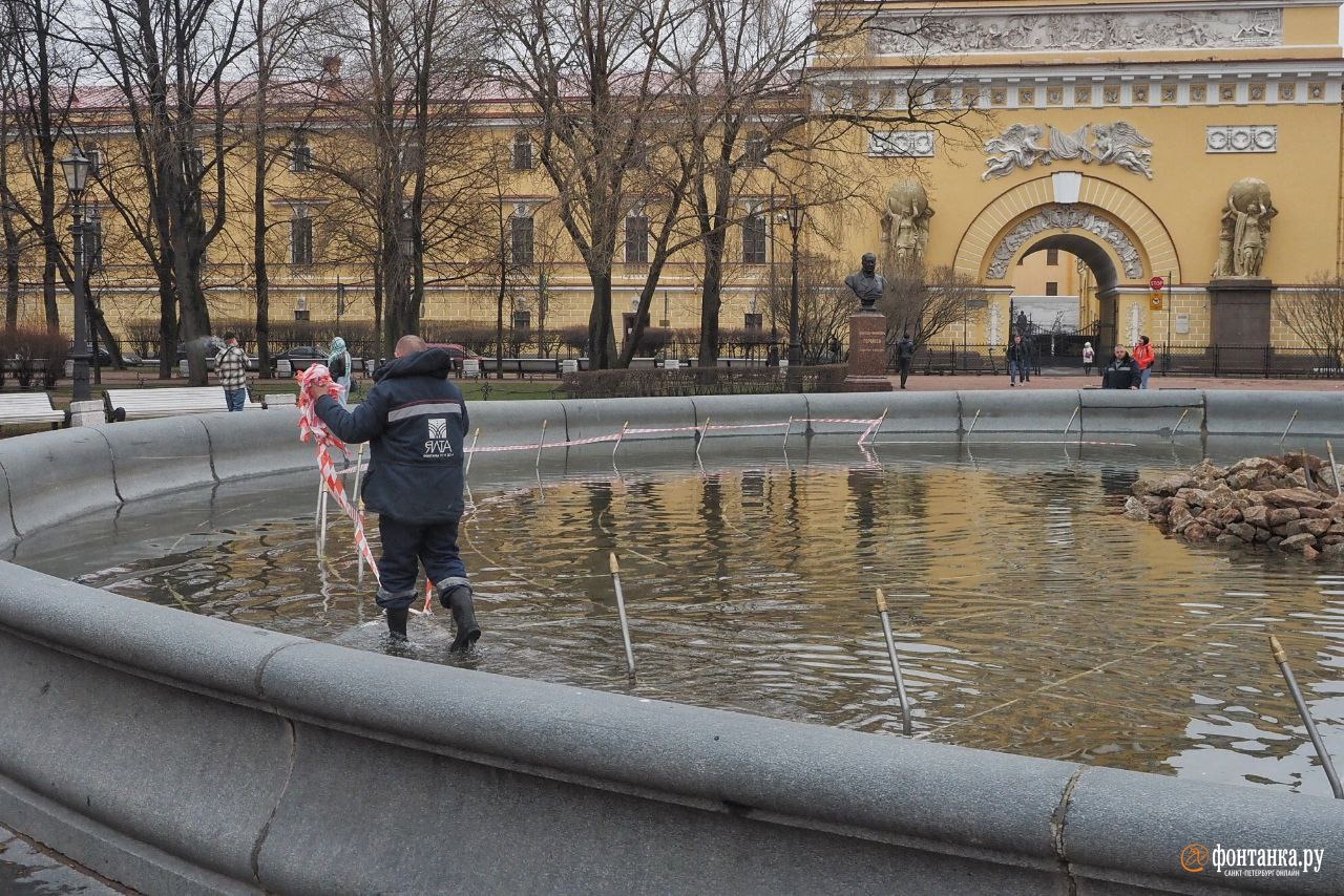 Фонтан у Адмиралтейства работал недолго. Через три дня после запуска воду отключили, но скоро все вернут