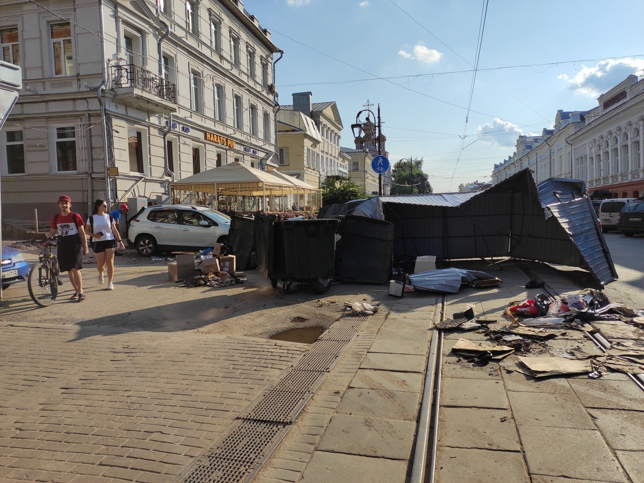 Появилось видео с бетономешалкой, которая снесла машины на улице Рождественской