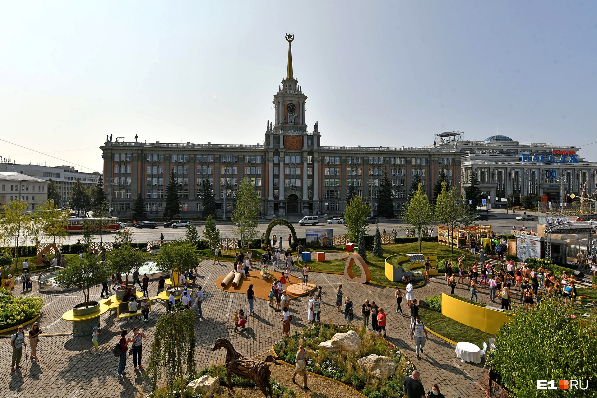 Превращение площади 1905 года из парковки в цветущий сад стало одним из самых запоминающихся событий в <a href="https://www.e1.ru/text/gorod/2021/08/14/70078532/" class="_" target="_blank">День города</a>