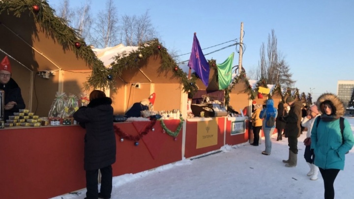 В Перми открыли рождественские ярмарки. Там продают деликатесы, сувениры и сладости