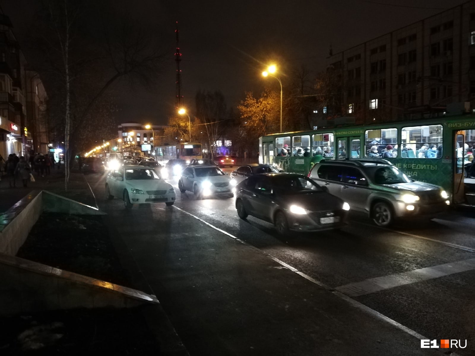 Стоит больше десяти вагонов: в центре Екатеринбурга из-за ДТП парализовало движение трамваев