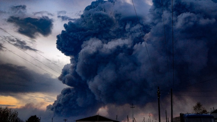 Дымные монстры: подборка из девяти жутких, но впечатляющих снимков пожаров в Зауралье