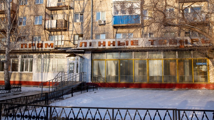 Советские вывески, пустые улицы и полный автобус бабушек. Как живет Тараскуль, застрявший в прошлом веке