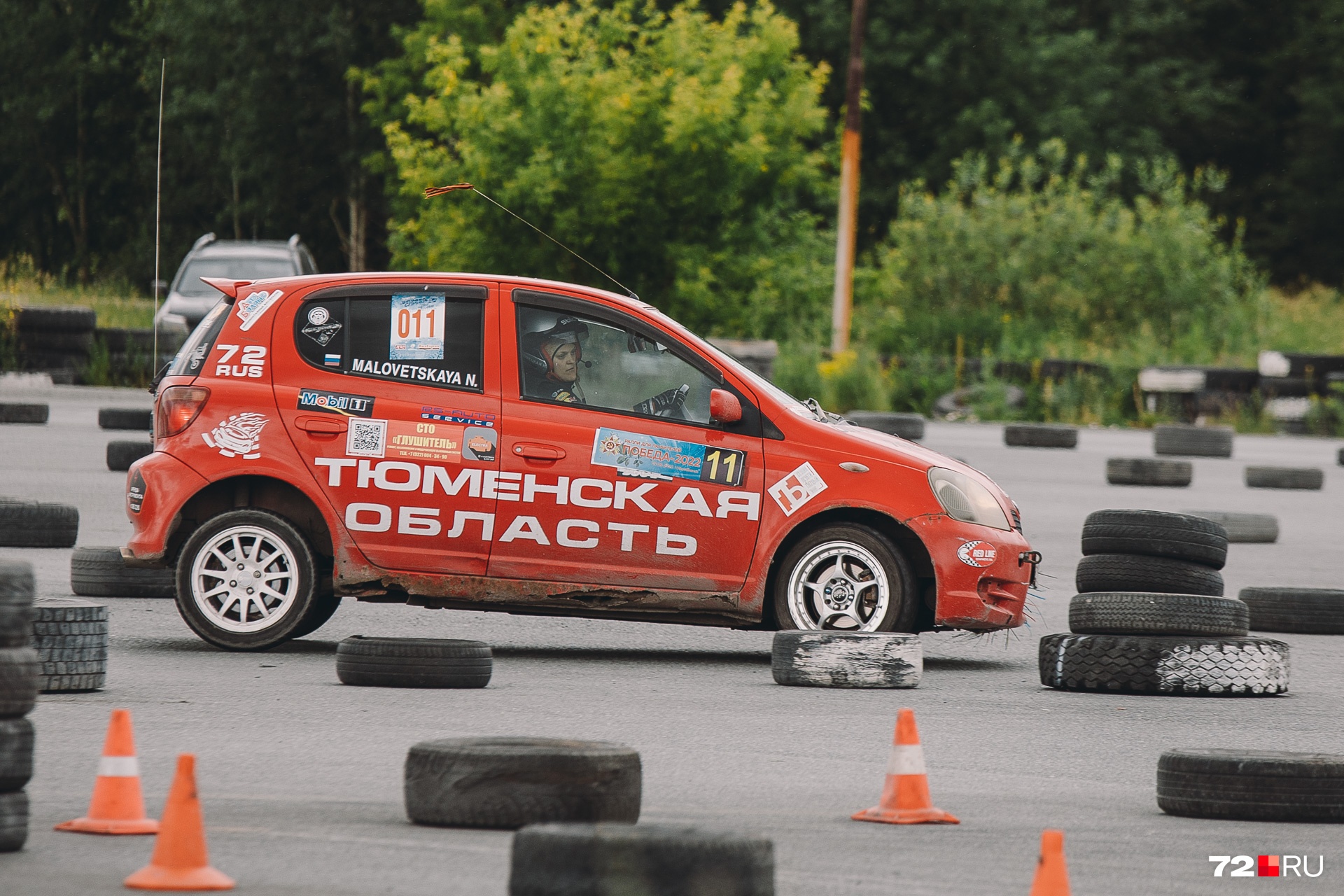 Вот и еще одна участница заезда на своей юркой и ловкой Toyota Vitz Вот и еще одна участница заезда на своей юркой и ловкой Toyota Vitz