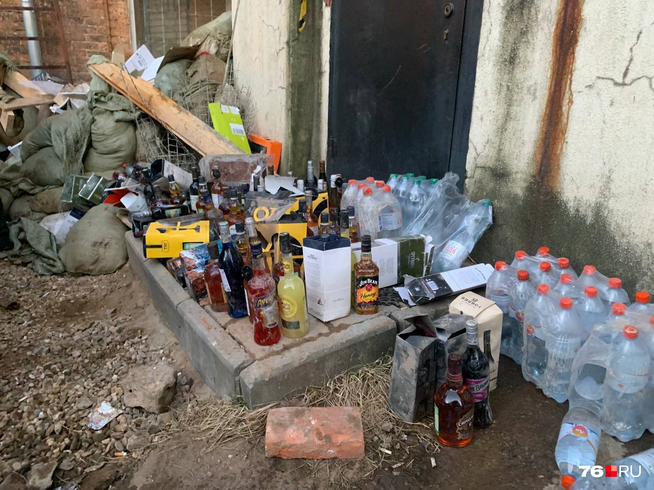 Уцелевшая продукция магазина. На улице сильно пахнет спиртом Уцелевшая продукция магазина. На улице сильно пахнет спиртом